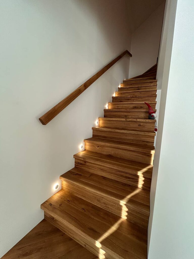 ąžuolinės laiptų pakopos su mediniu porankiu