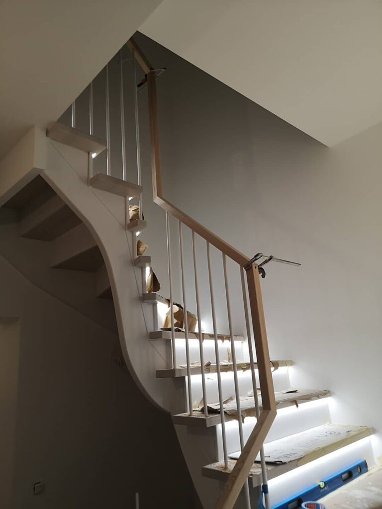 turėklų montavimas nestandartinėms laiptinėms