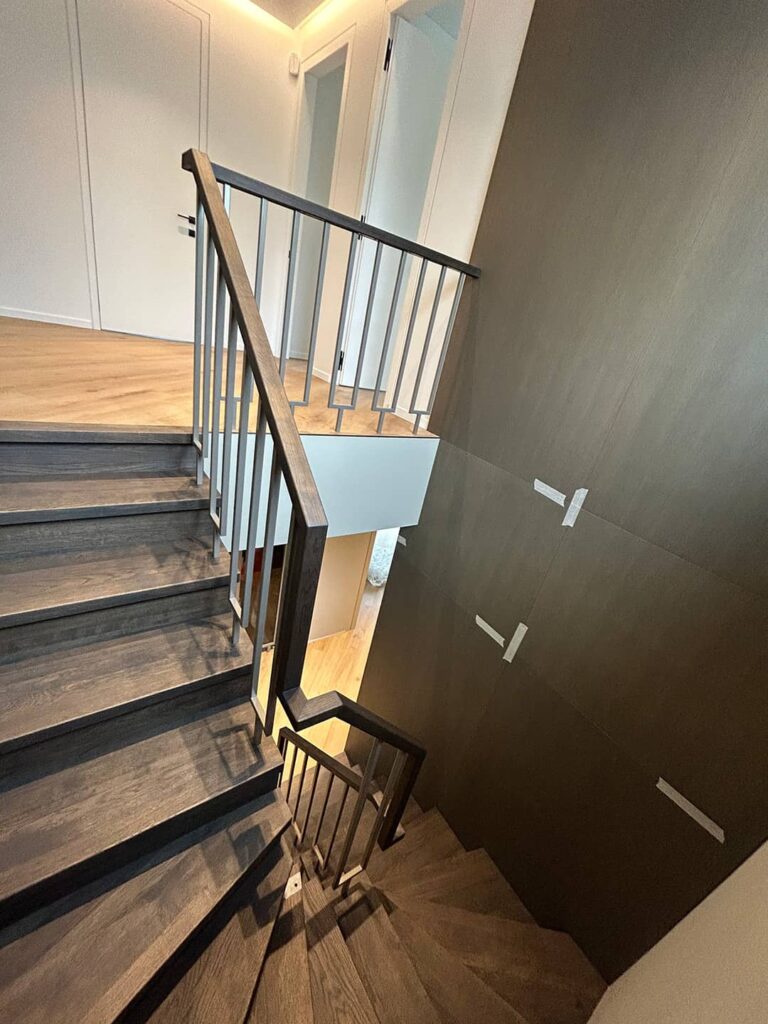 spiralinės pakopos su specialiai pritaikytu turėklu