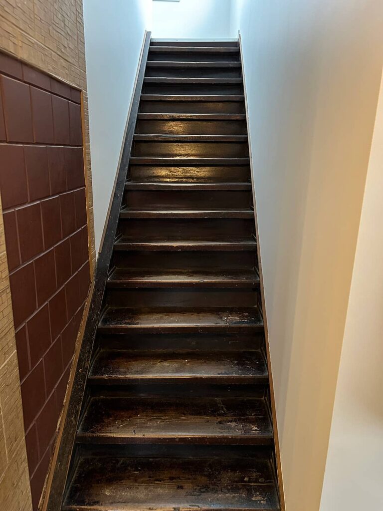 senų laiptų atnaujinimas - foto prieš
