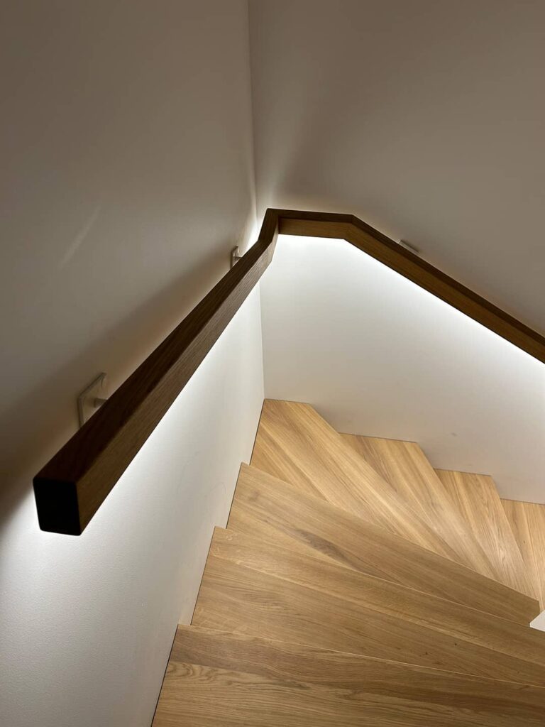 medinis porankis su led apšvietimu laiptinėje