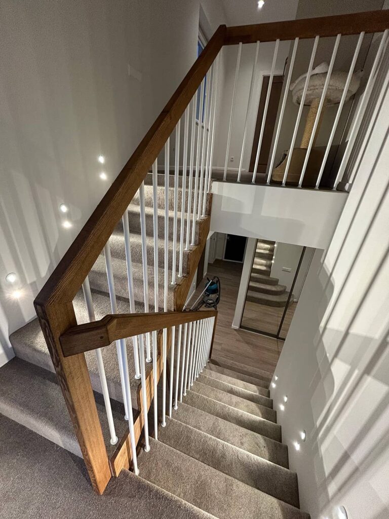 laiptų turėklai iš metalo su mediniu porankiu iš toli