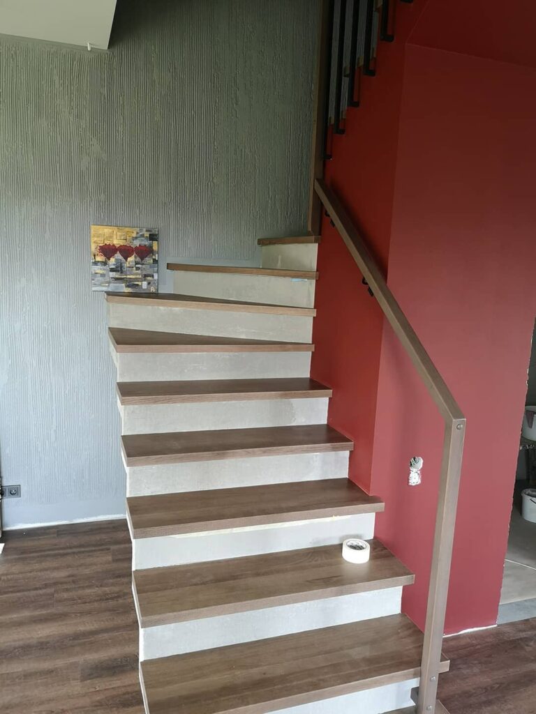 laiptų pakopų montavimas su mediniu porankiu