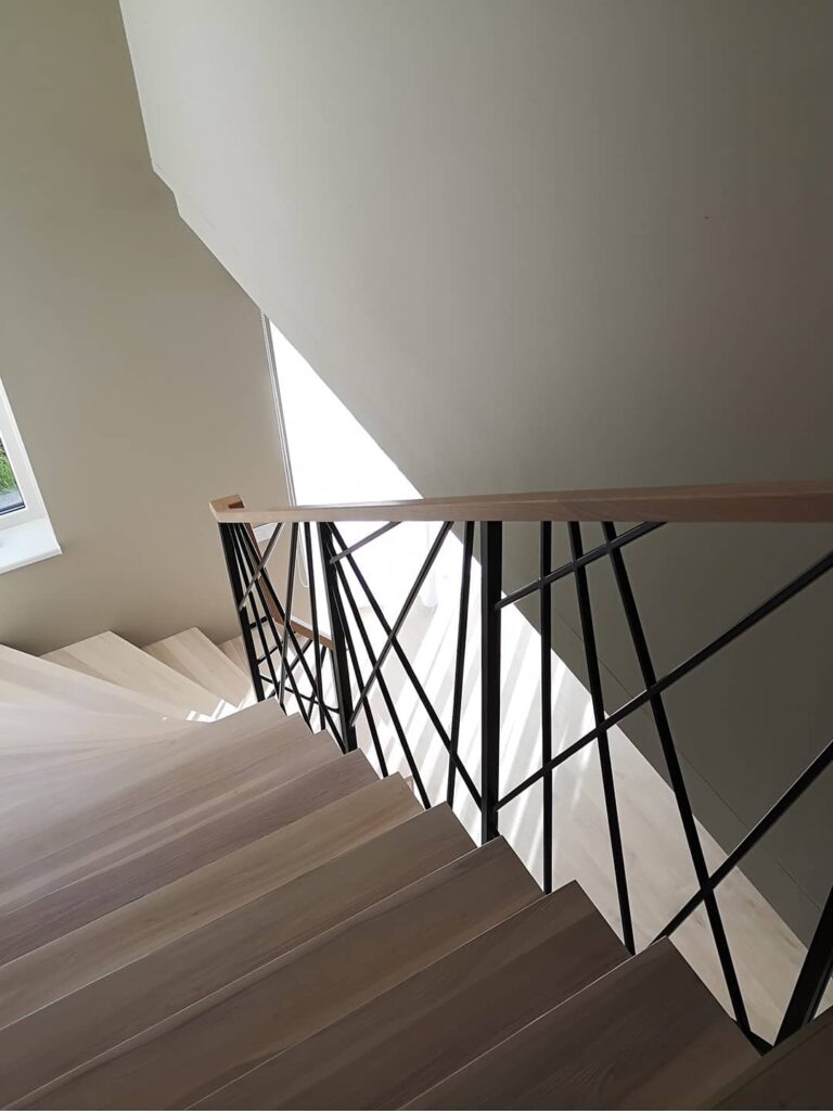 uosio pakopos šviasiam interjerui