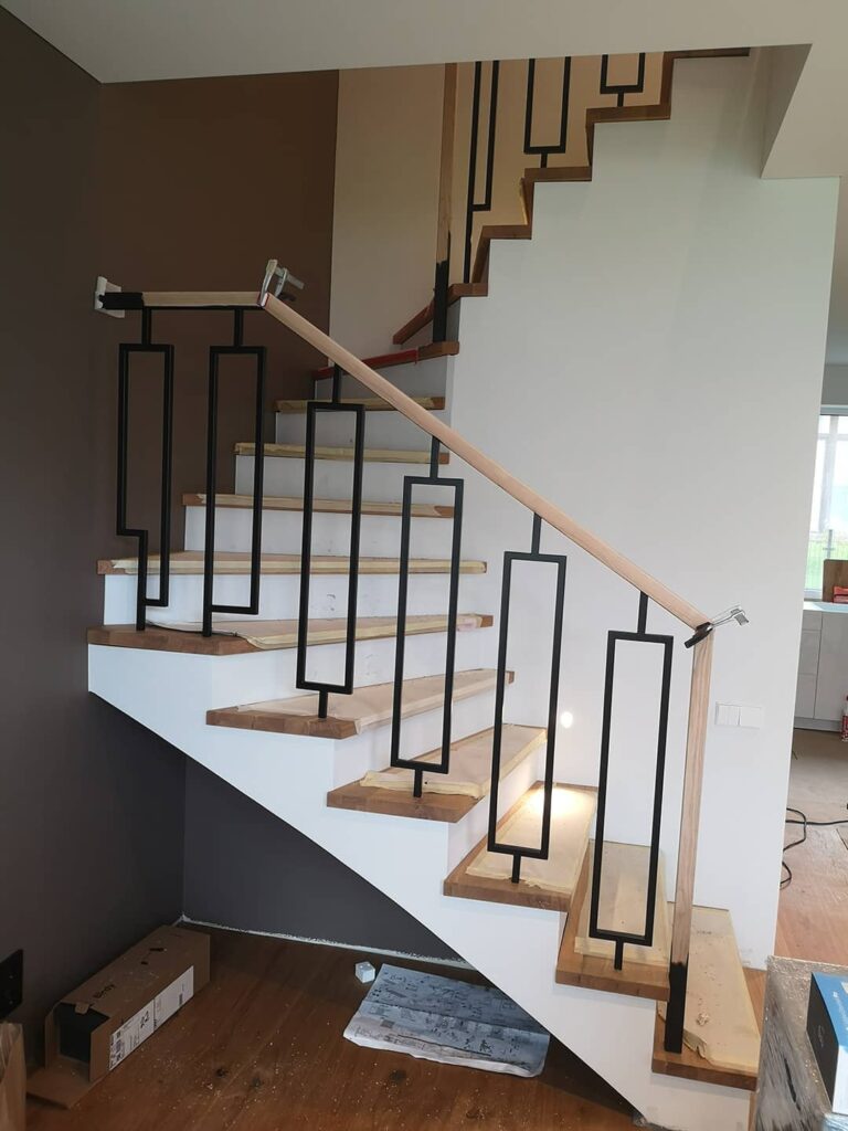 pakopos su stačiakampio formos metaliniu turėklu