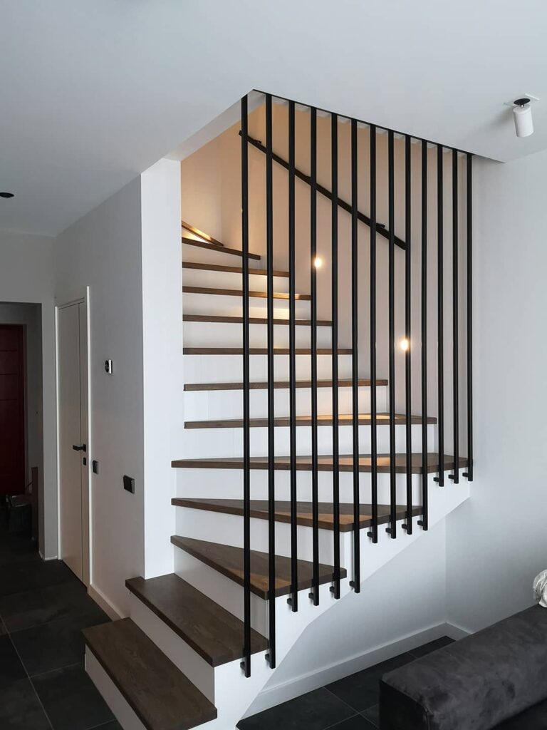 pakopos su ap6vietimu sienose