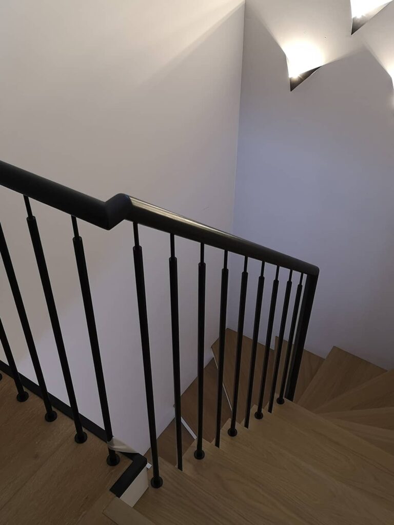 apvalūs juodi laiptų turėklai