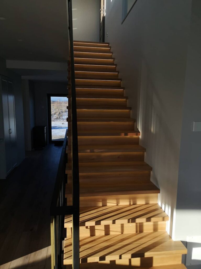 laiptinė su led apšviestomis pakopomis