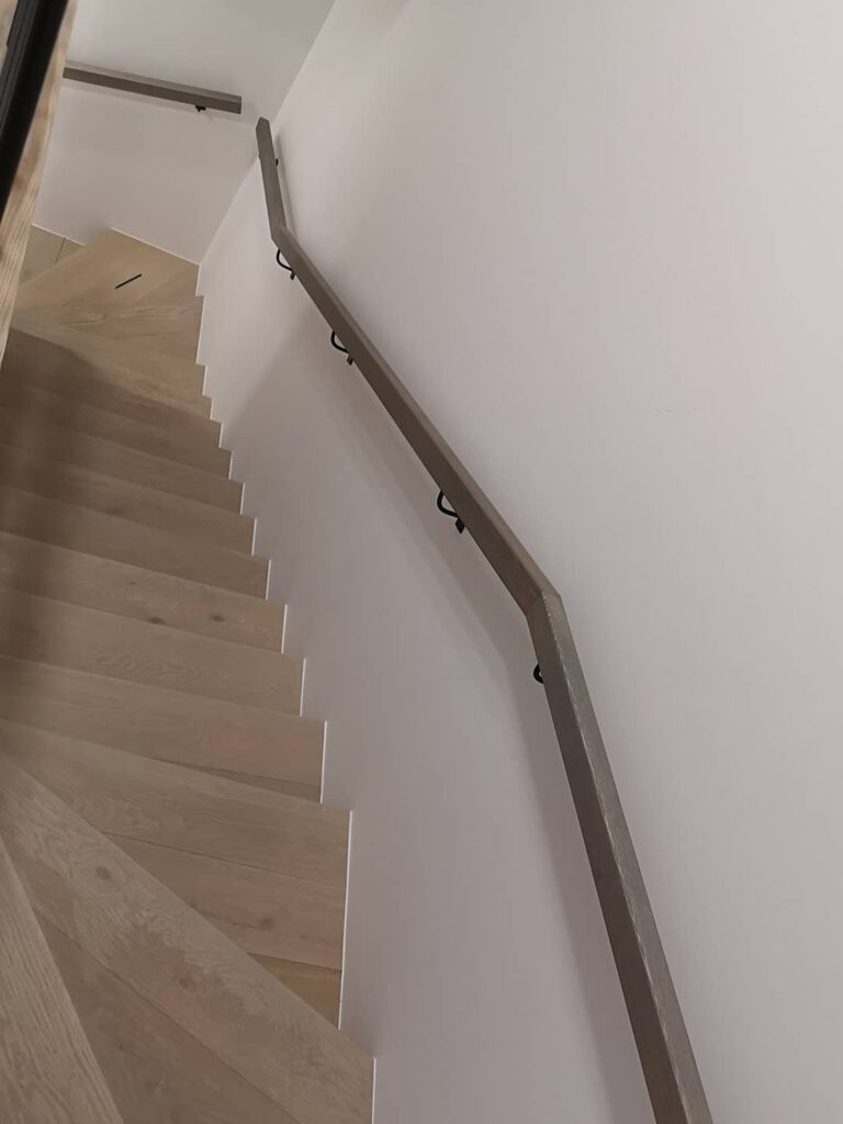 medinis porankis prie sienos