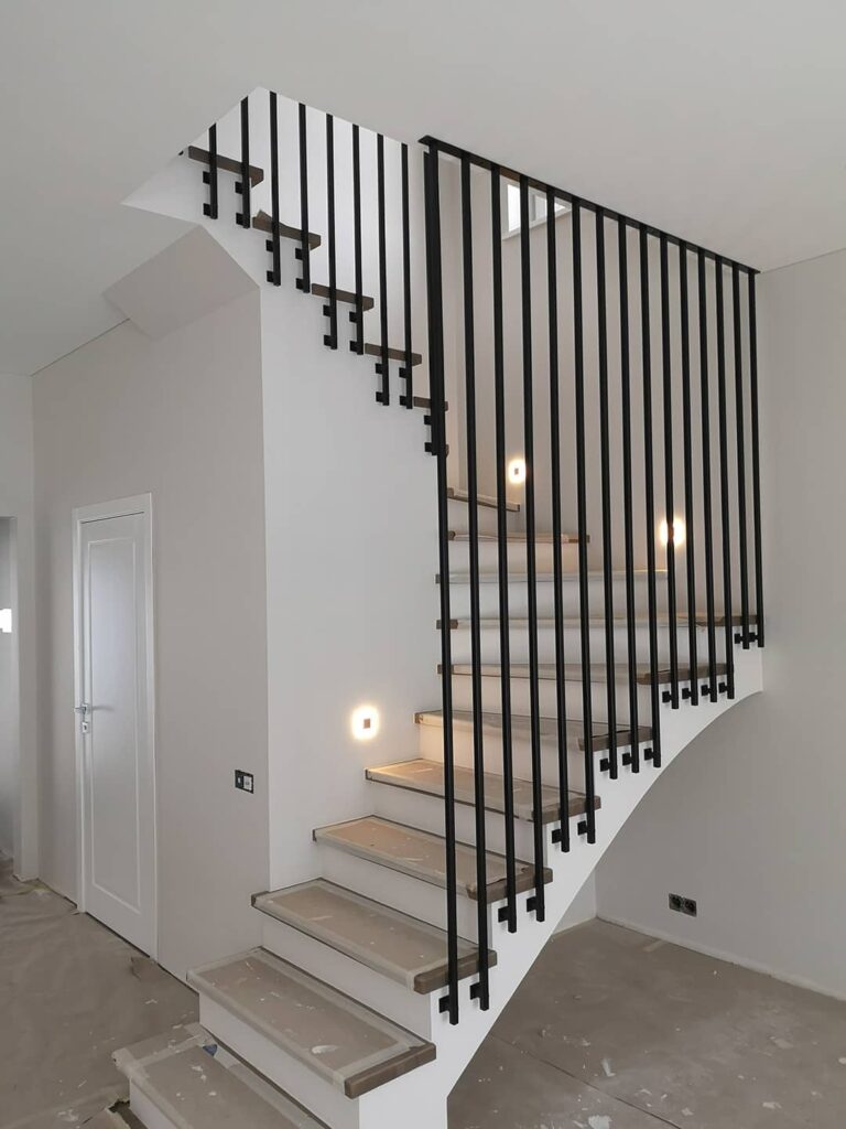 juodi laiptų turėklai nuo pakopos iki lubų