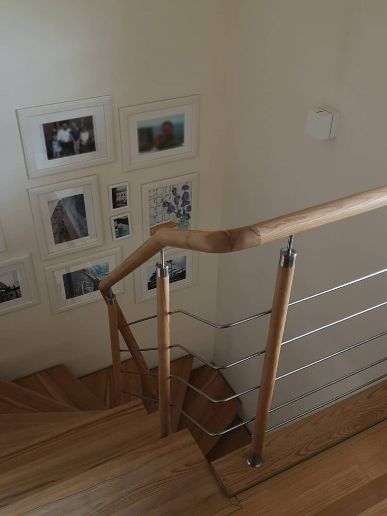 mediniai turėklai su metaliniu porankio tvirtinimu