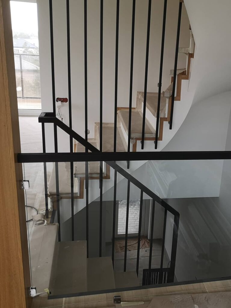 kombinuoti laiptų turėklai - stiklas ir metalas