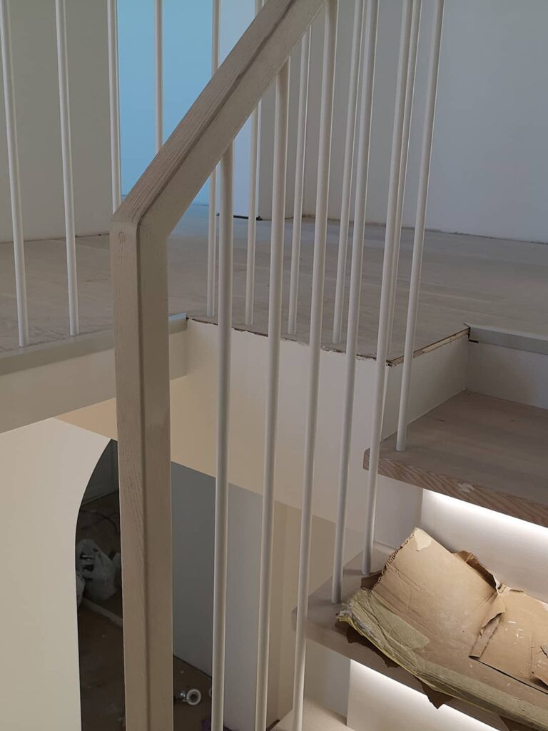 šviesūs metaliniai laiptų turėklai