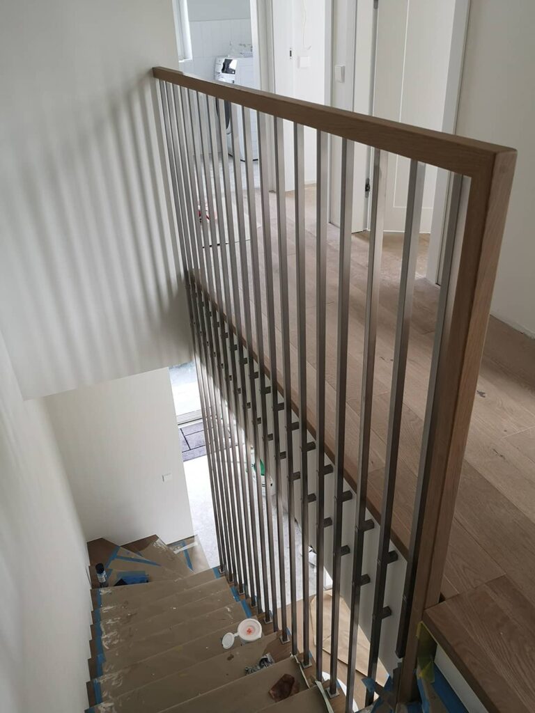 turėklai nuo pakopos iki porankio per du aukštus