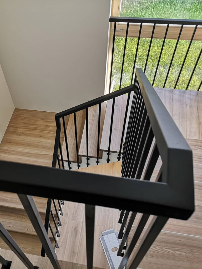 metaliniai turėklai su juodu mediniu porankiu