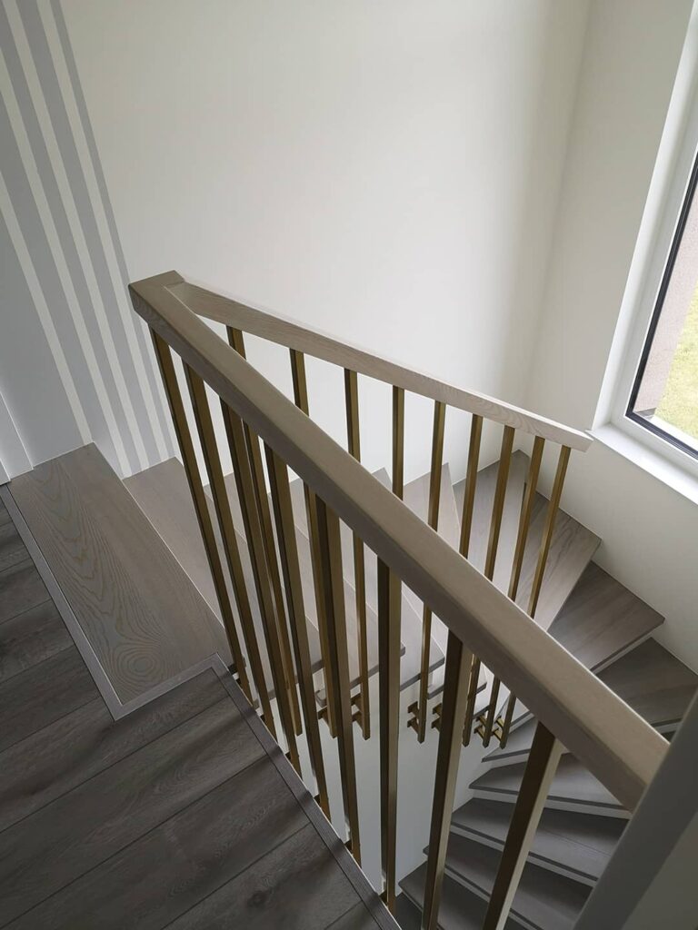 metaliniai turėklai su baltu mediniu porankiu