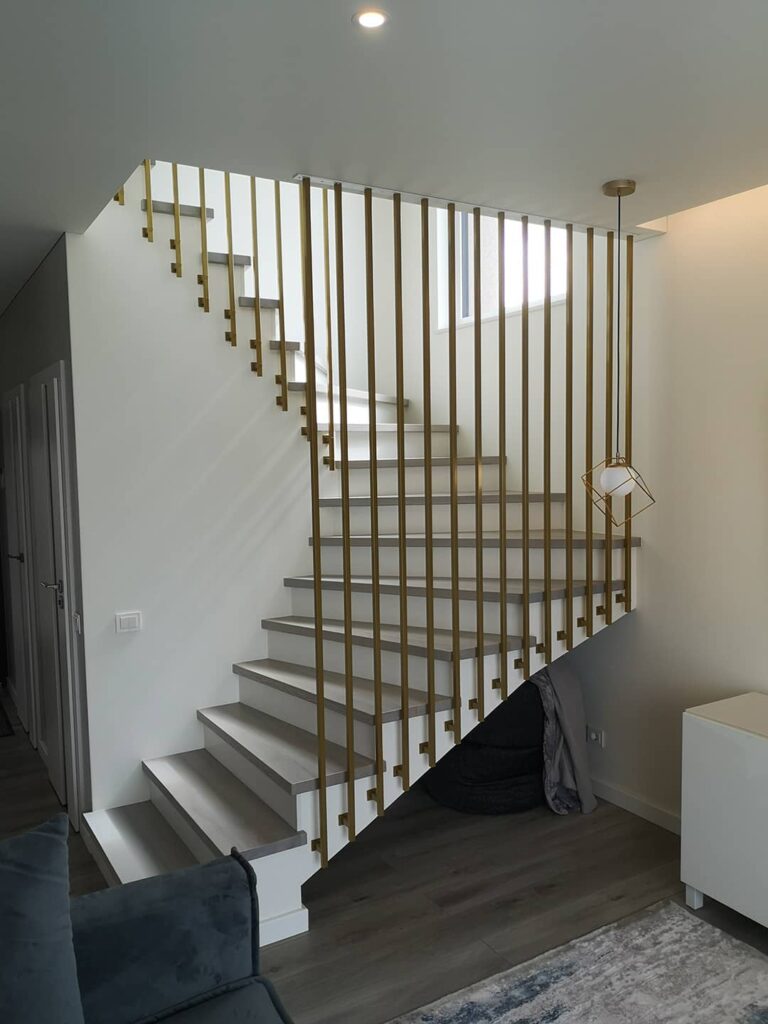 sumontuotos laiptų pakopos su turėklu iki lubų