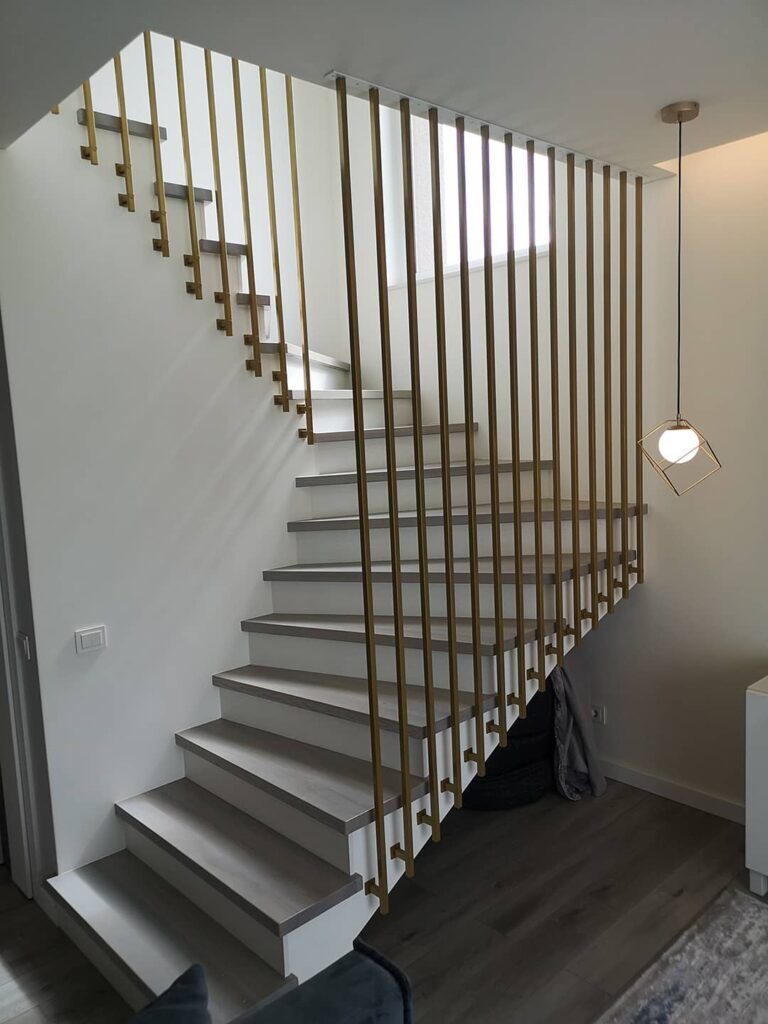 auksniai turėklai iki lubų