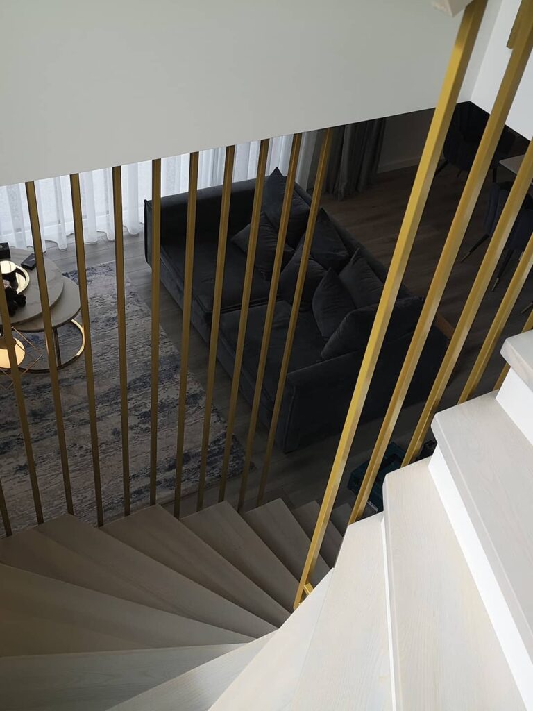 balintos pakopos su auksinės spalvos turėklais