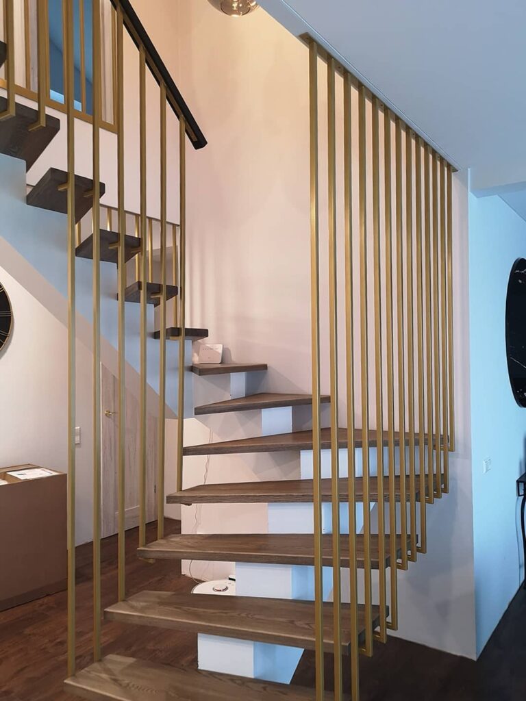 auksiniai laiptų turėklai nuo grindu iki lubų