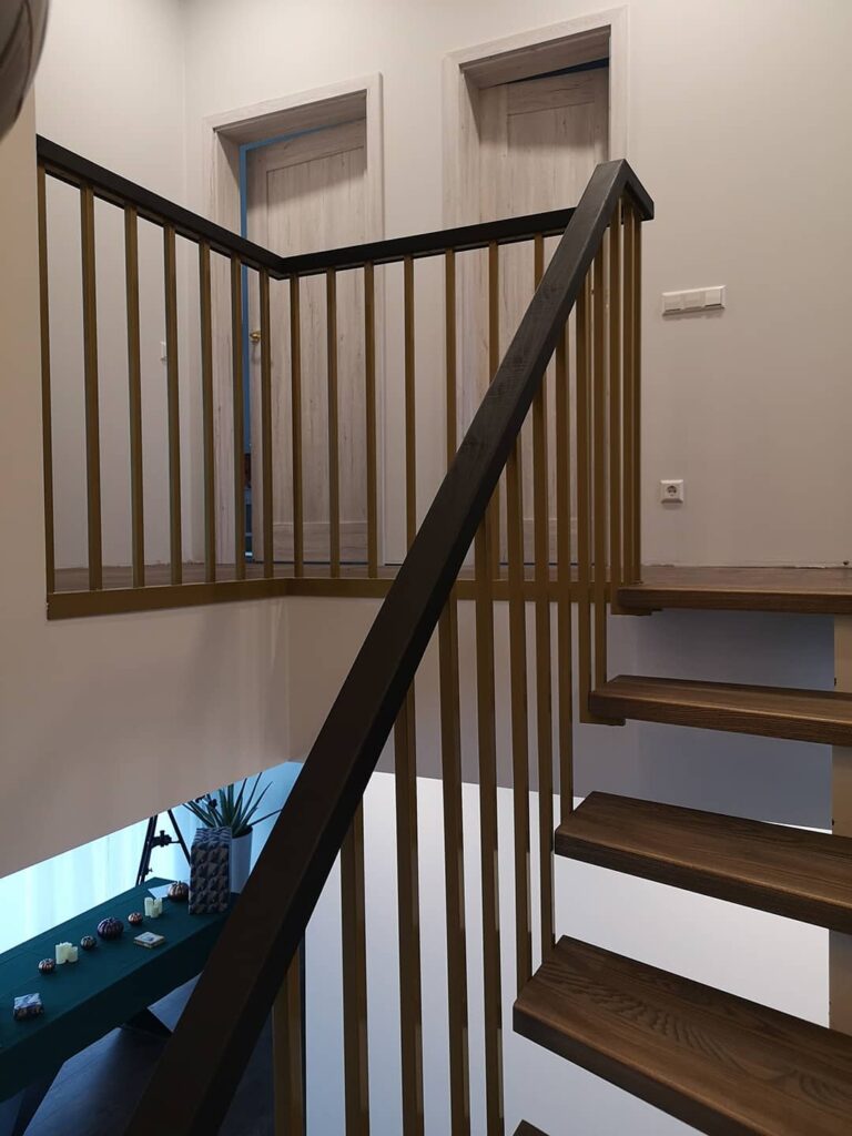 metaliniai turėklas su stačiakampiu mediniu porankis