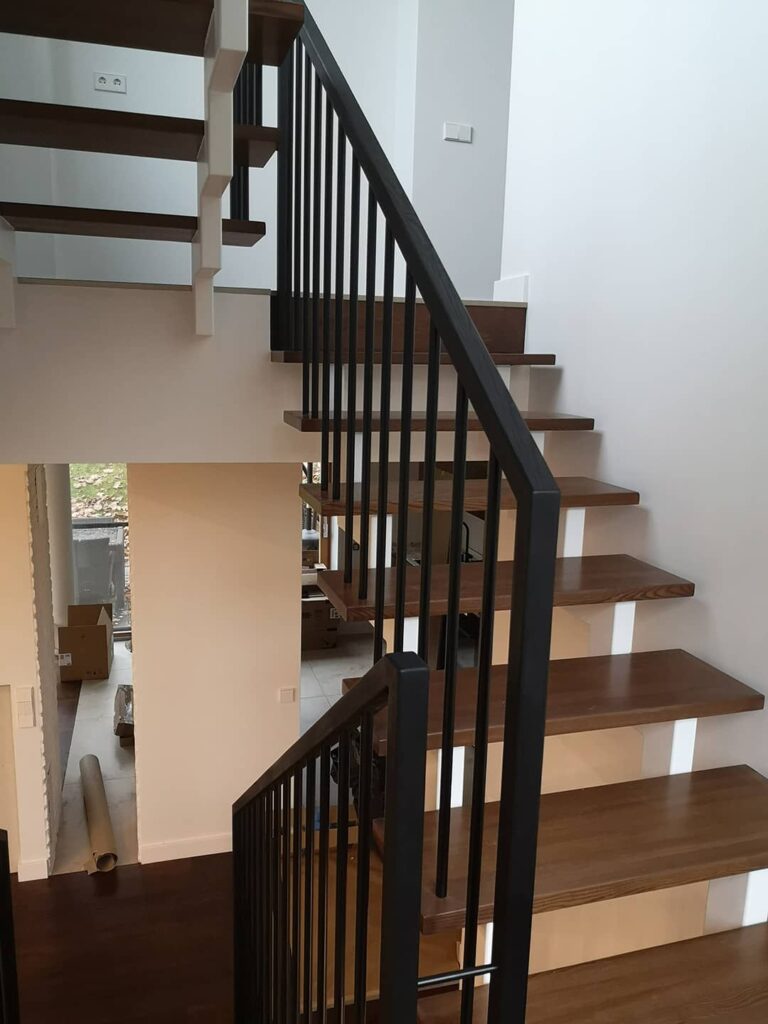 laiptų pakopos per kelis aukštus