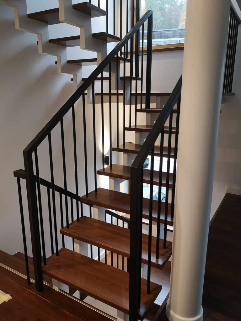 juodi laiptų turėklai