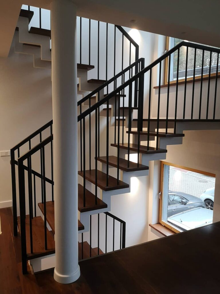 namo laiptinės pakopų ir turėklų montavimas