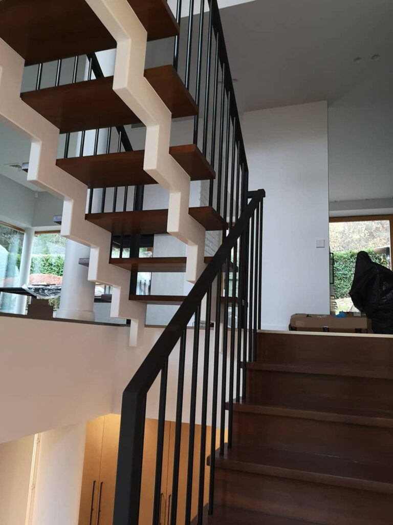 pakopos su turėklu ir mediniu porankiu