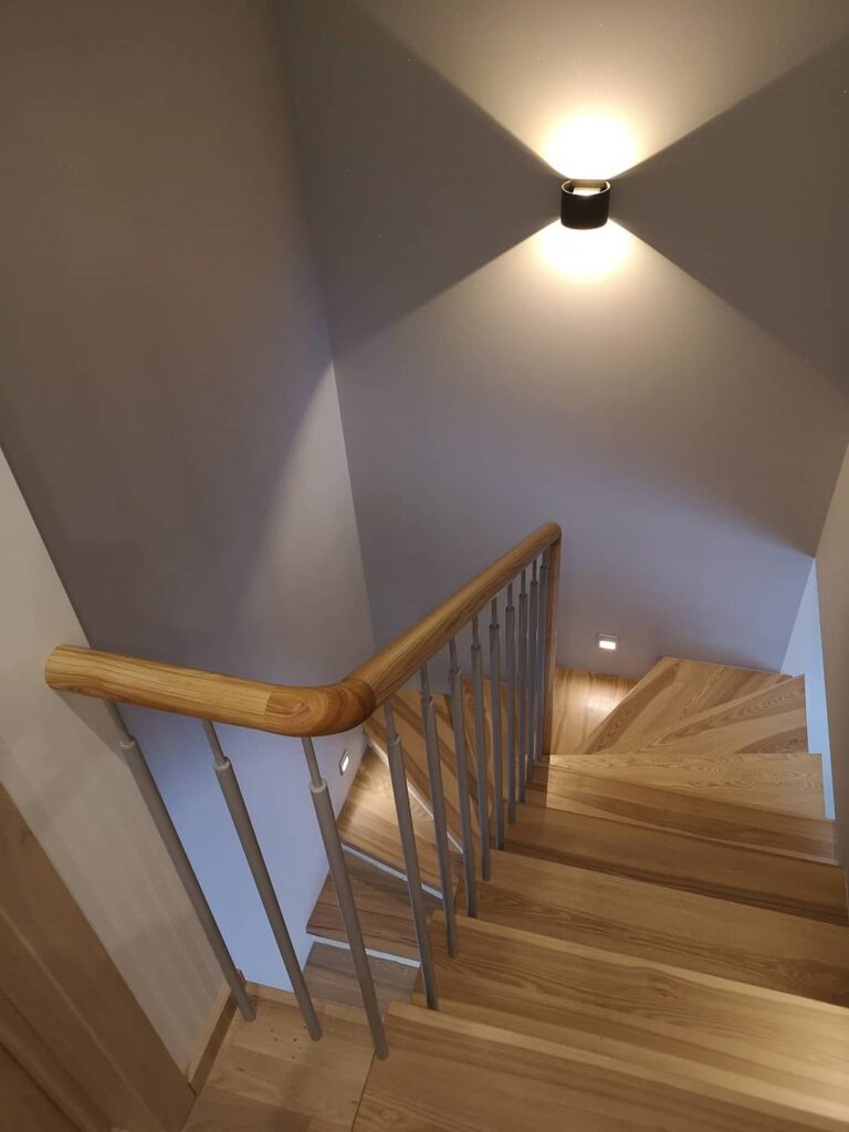 laiptinė su medinėmis pakopomis