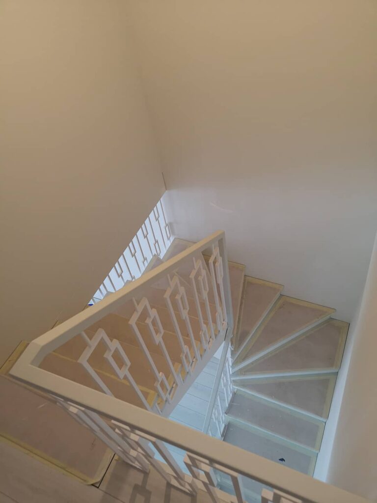 laiptų turėklai balti iš viršaus