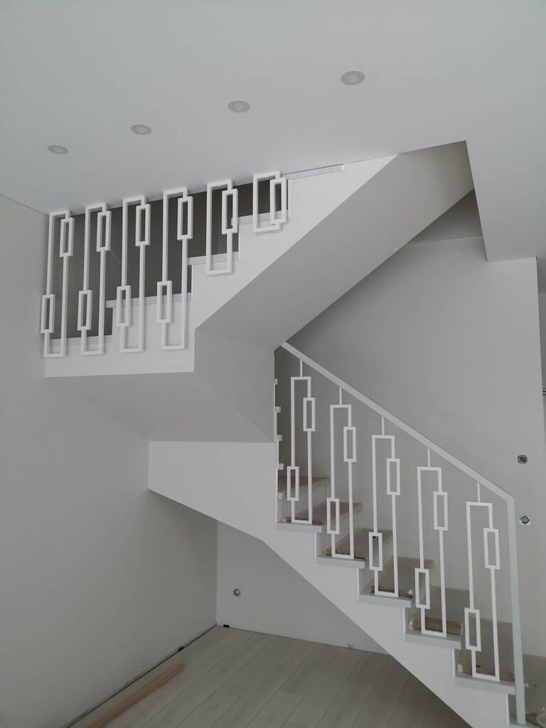 laiptų turėklai balti iš šono