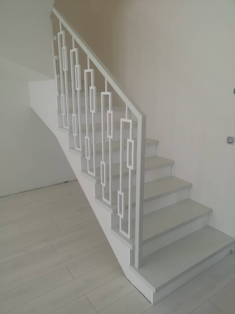 baltos pakopos su baltais turėklais