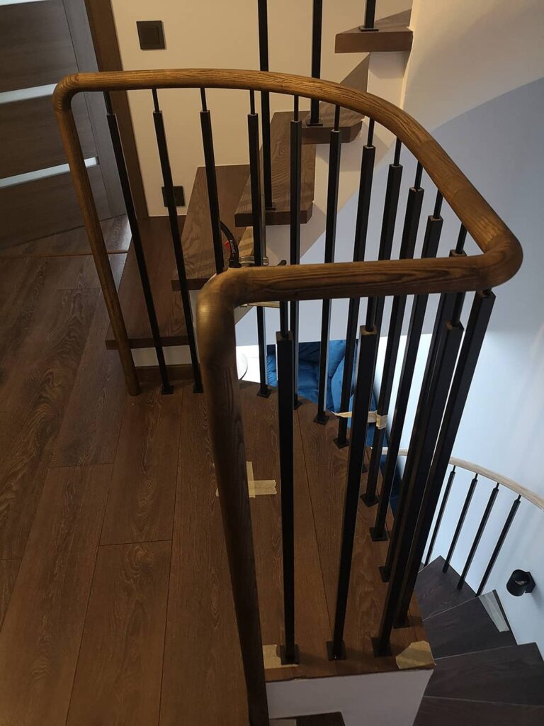 metaliniai turėklai su apvaliu mediniu porankiu II aukštas