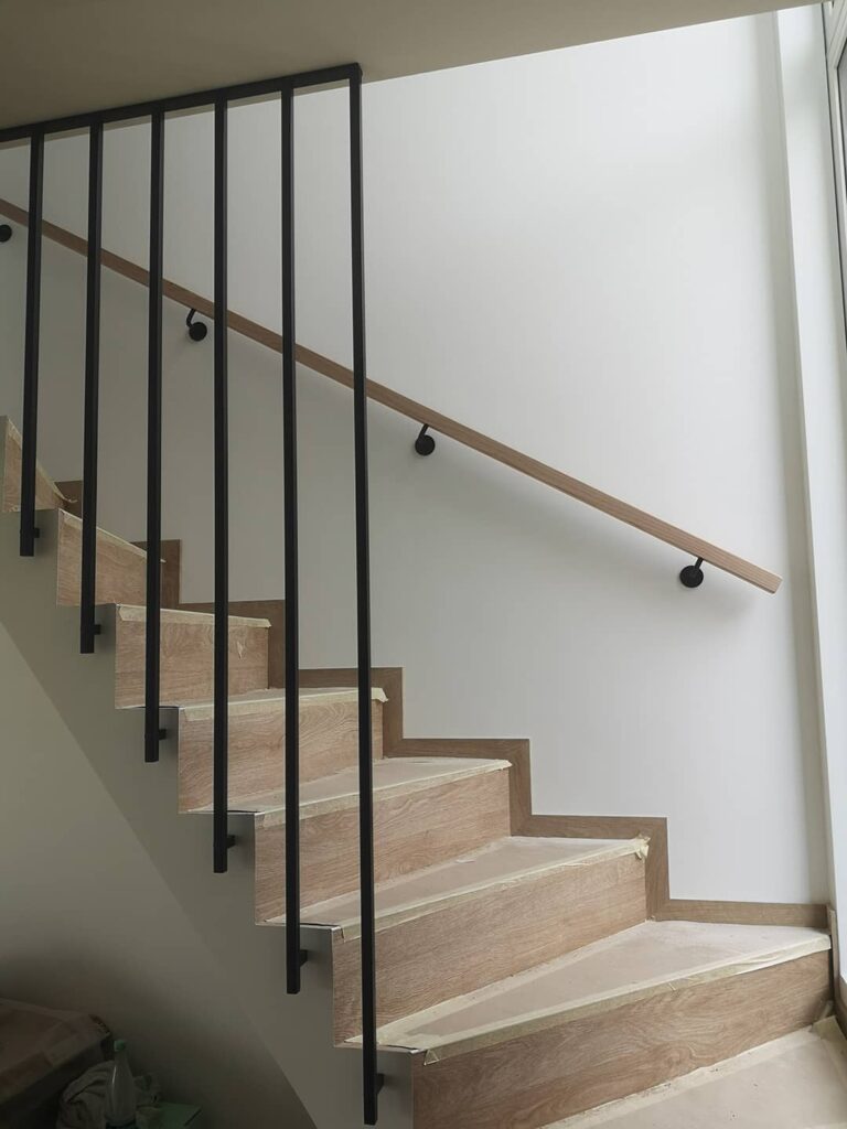 medinis porankis su turėklu laiptinėje