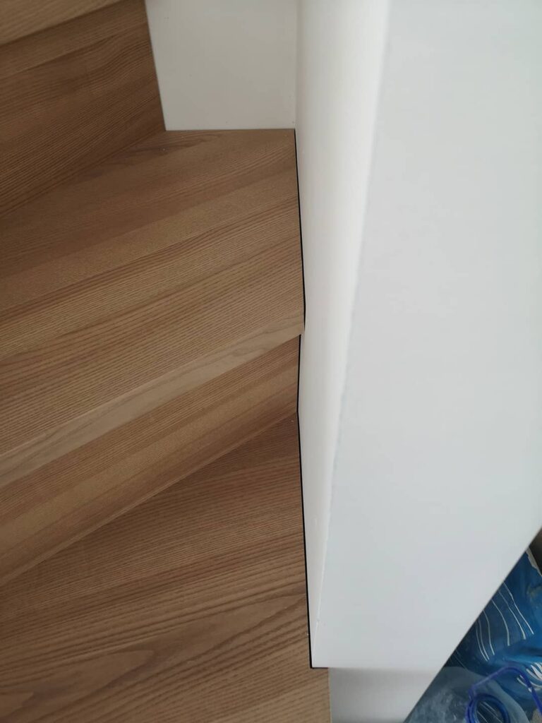 preciziškas pakopų montavimas - tarpas iki sienos