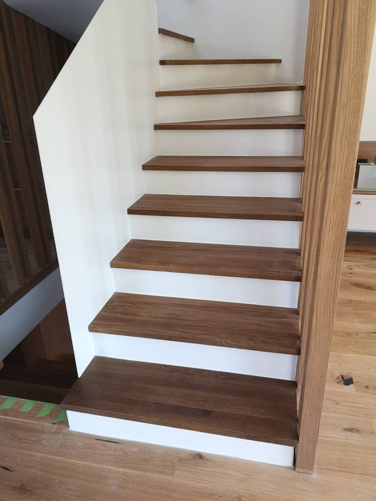 pakopos su mediniais laiptų turėklais