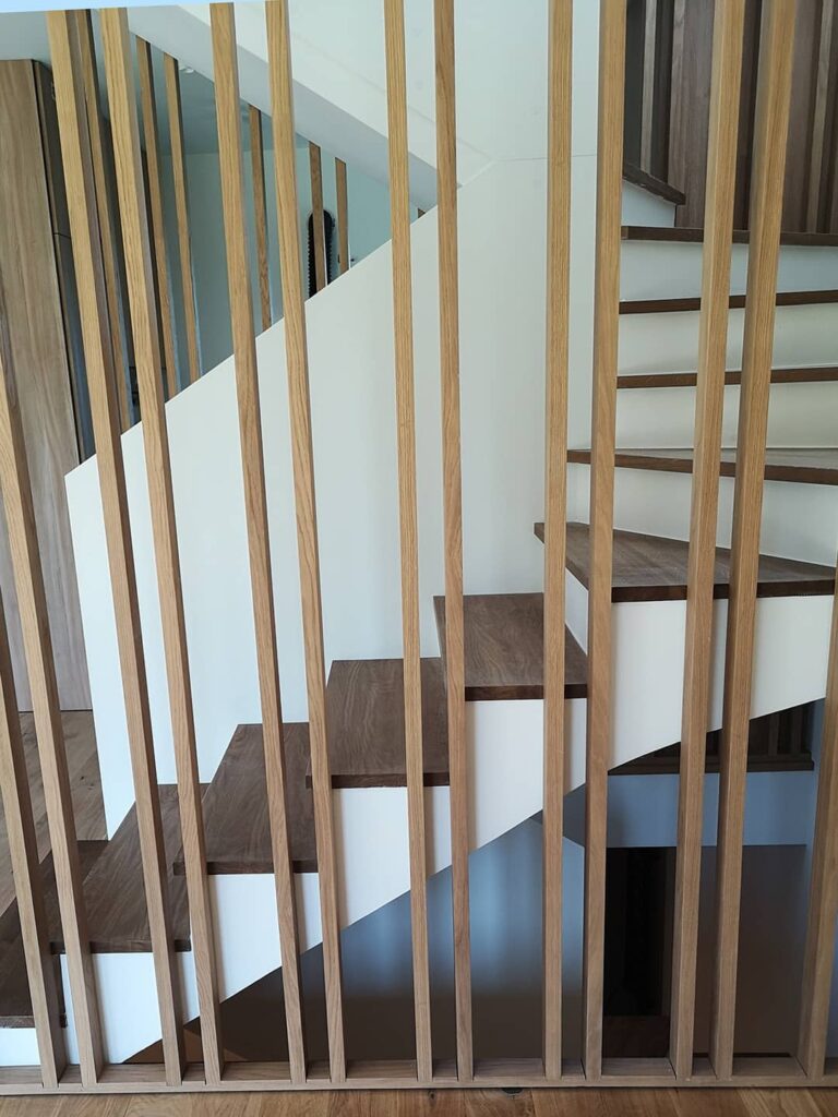 mediniai laiptų turėklai