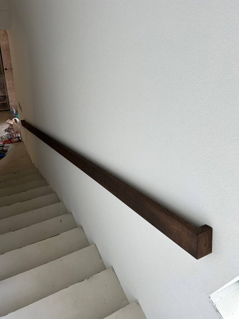 medinis porankis pritvirtintas prie sienos