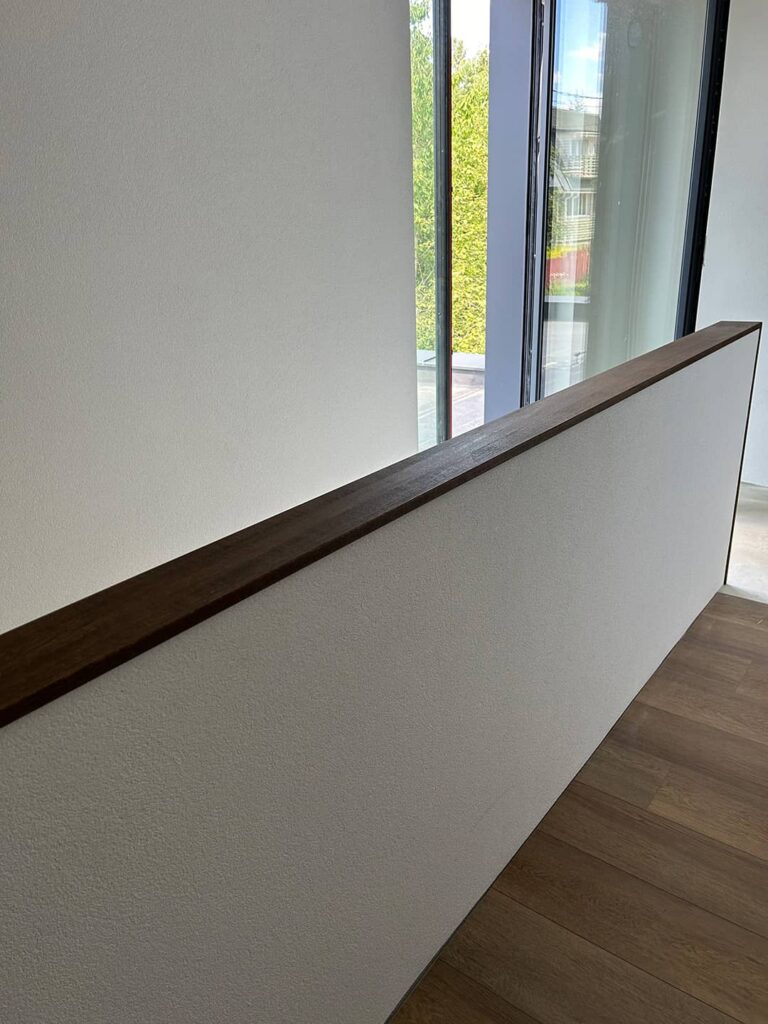 porankis ant pertvaros nuo laiptų