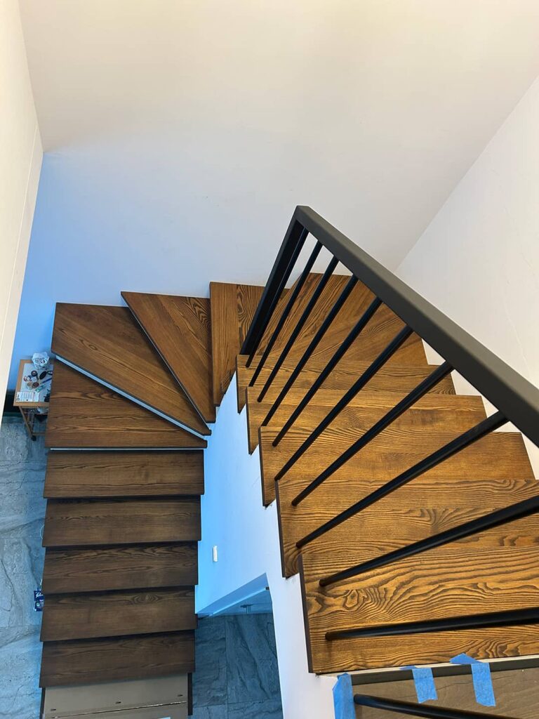 spiralės formos laiptų pakopų montavimas