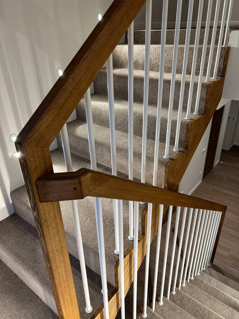 balti apvalūs turėklai su mediniu porankiu