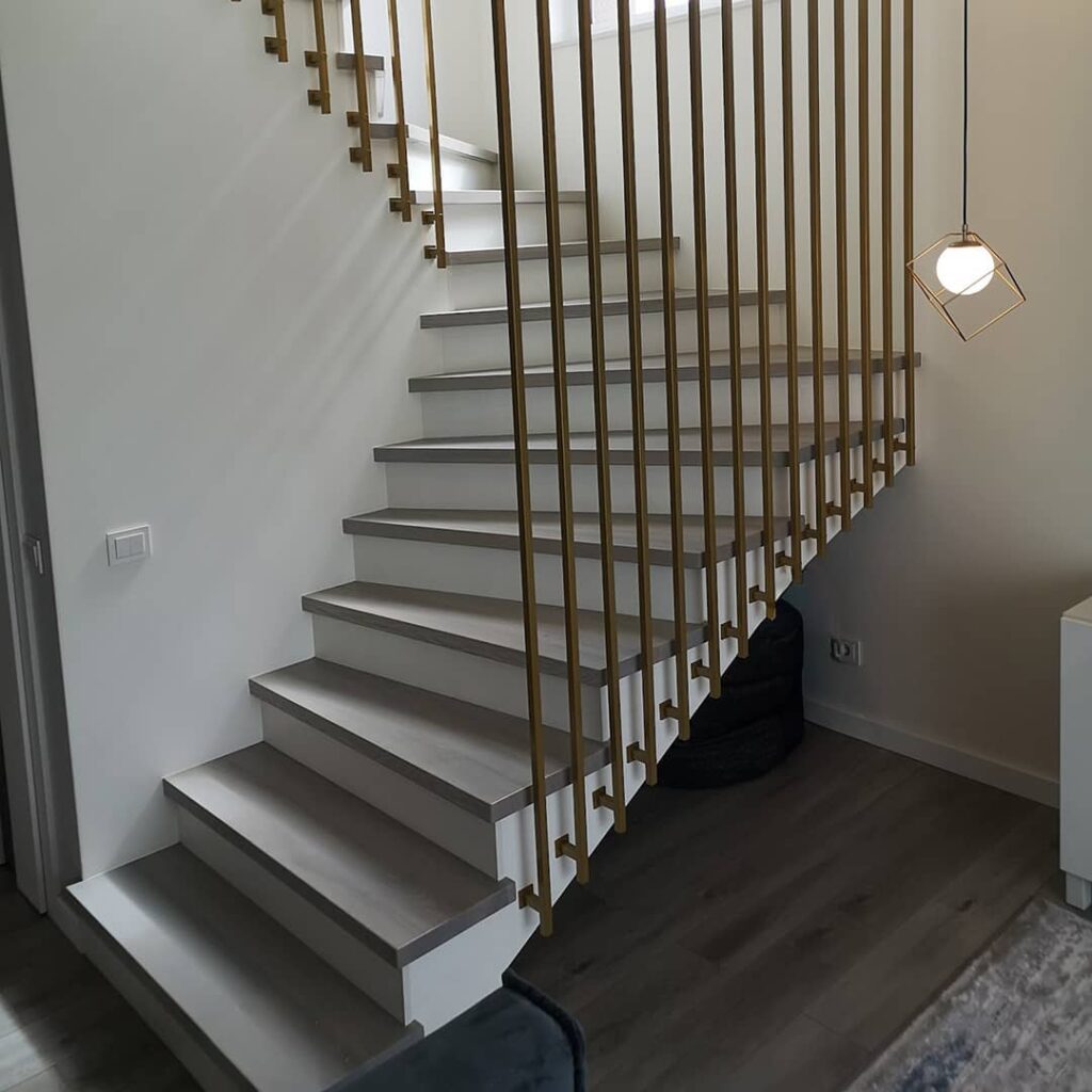 kokybiškai montuojamos medinės laiptų pakopos ir turėklai