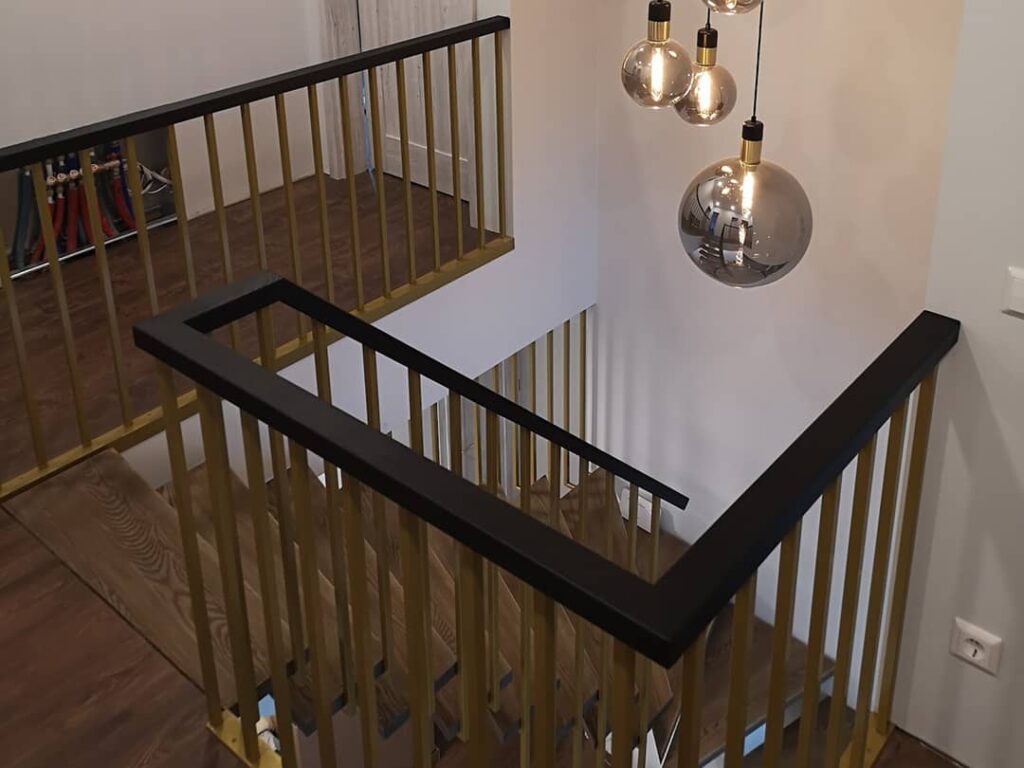 metaliniai tureklai su mediniu porankiu